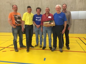 Die erfolgreichen Männerriegler (von links) Fritz Vordermann, Werner Sprenger, Kampfrichter Robert Ziegler, Fritz Furrer, Josef Bruhin und Viktor Mazzoleni.  