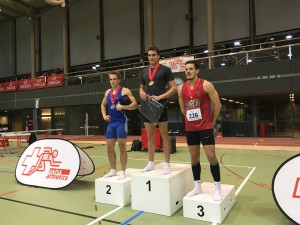 Jan Deuber (links) neben Schweizer Meister Jonas Fringerli und dem drittplatzierten Luca Bernaschina.